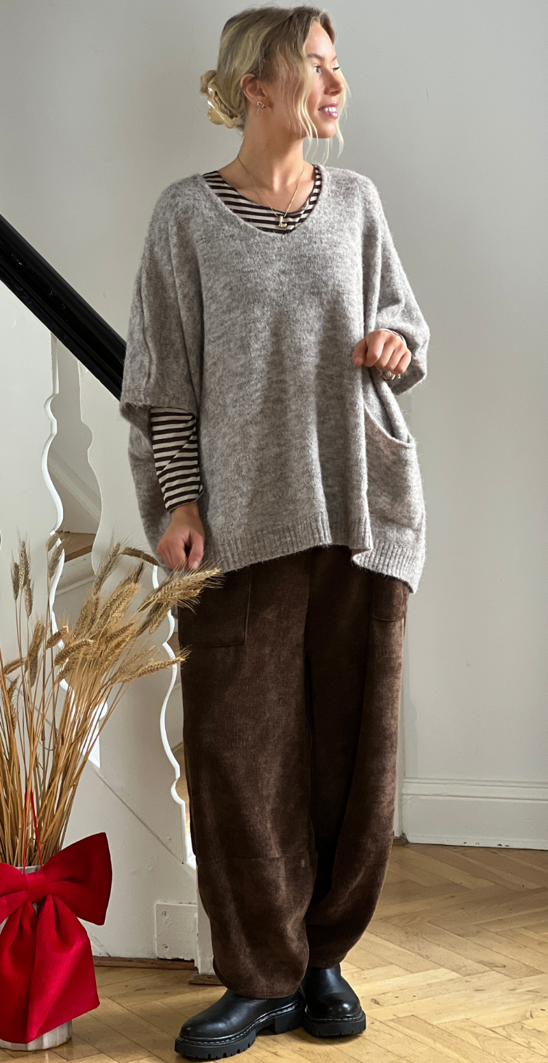 Doris strikvest med lomme og v-hals taupe LikeLondon