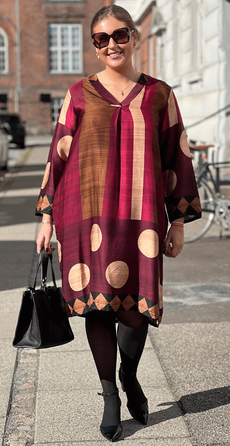 Joanna kjole i satin-look med brede striber og prikker bordeaux LikeLondon
