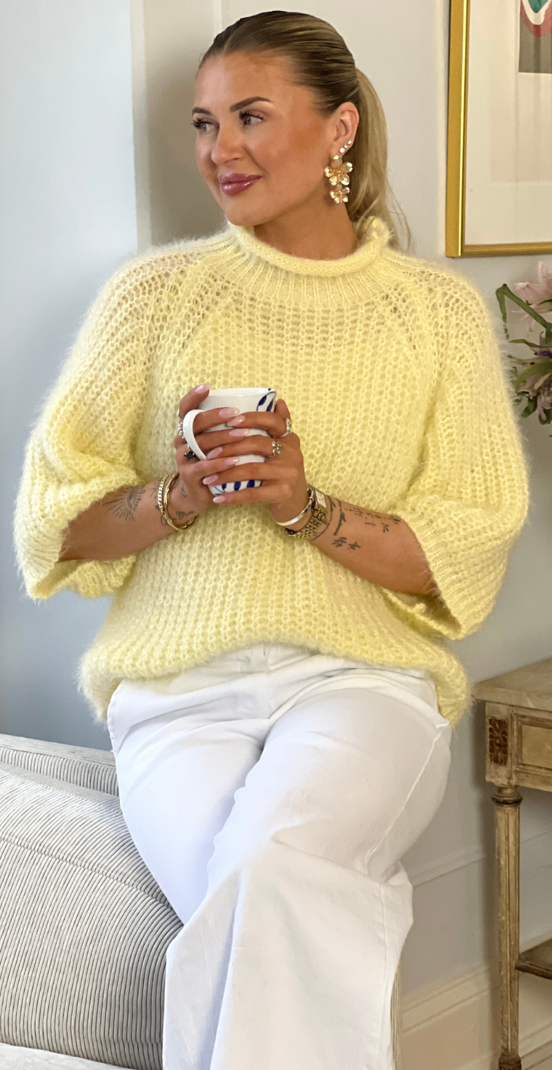 Donna strik med turtleneck og trekvart ærmer gul LikeLondon
