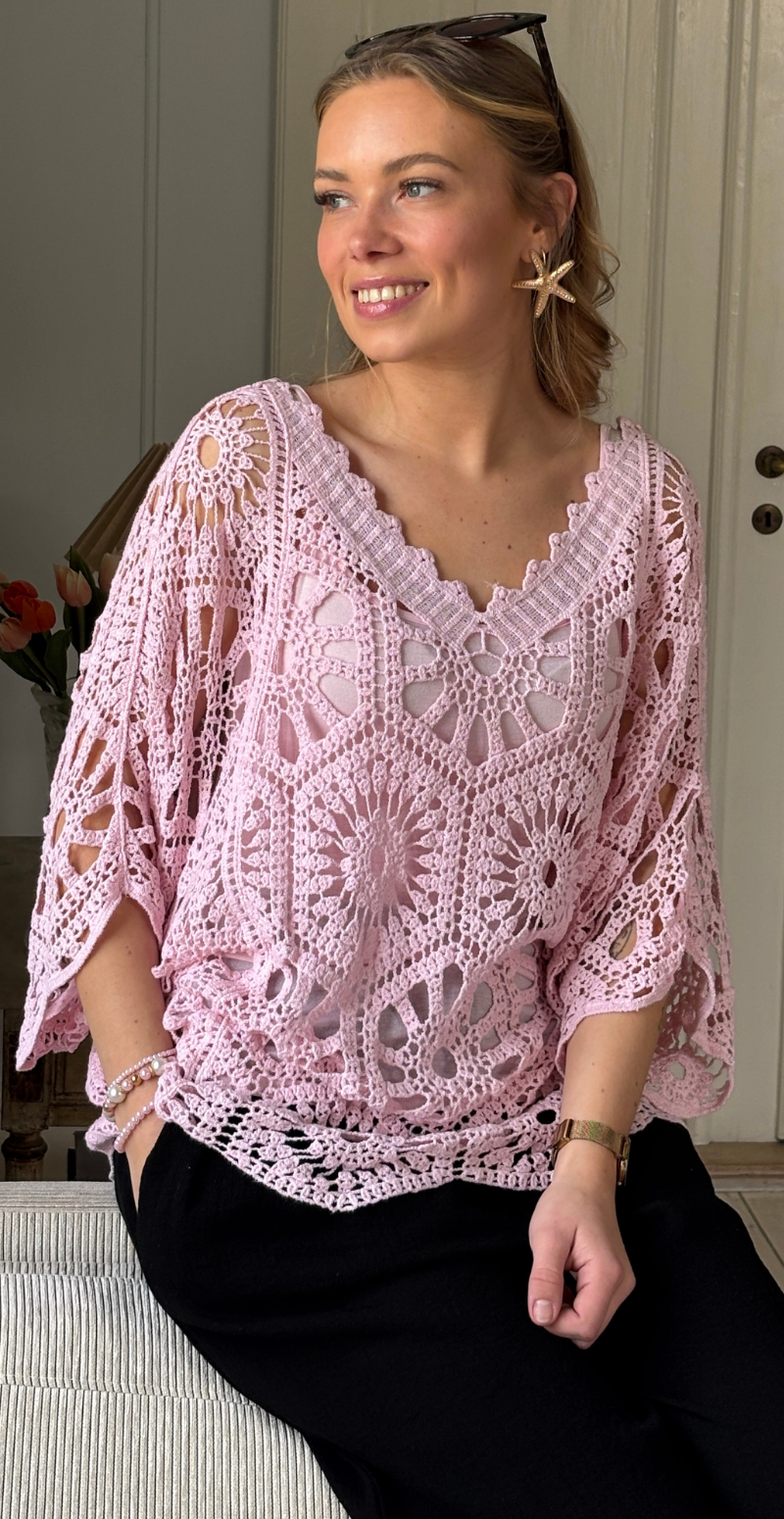 Cajsa hæklet bluse med v-hals og indertop rosa LikeLondon