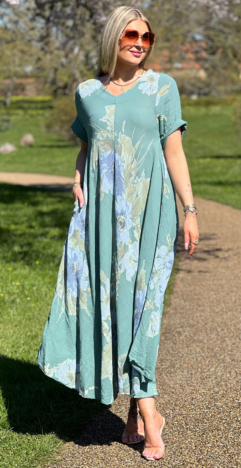 Meri lang kjole med blomsterprint og lommer lago LikeLondon