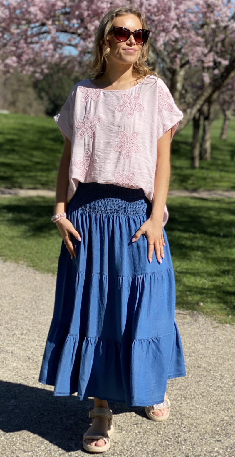Zrita bluse med korte ærmer og hæklede blomster rosa LikeLondon