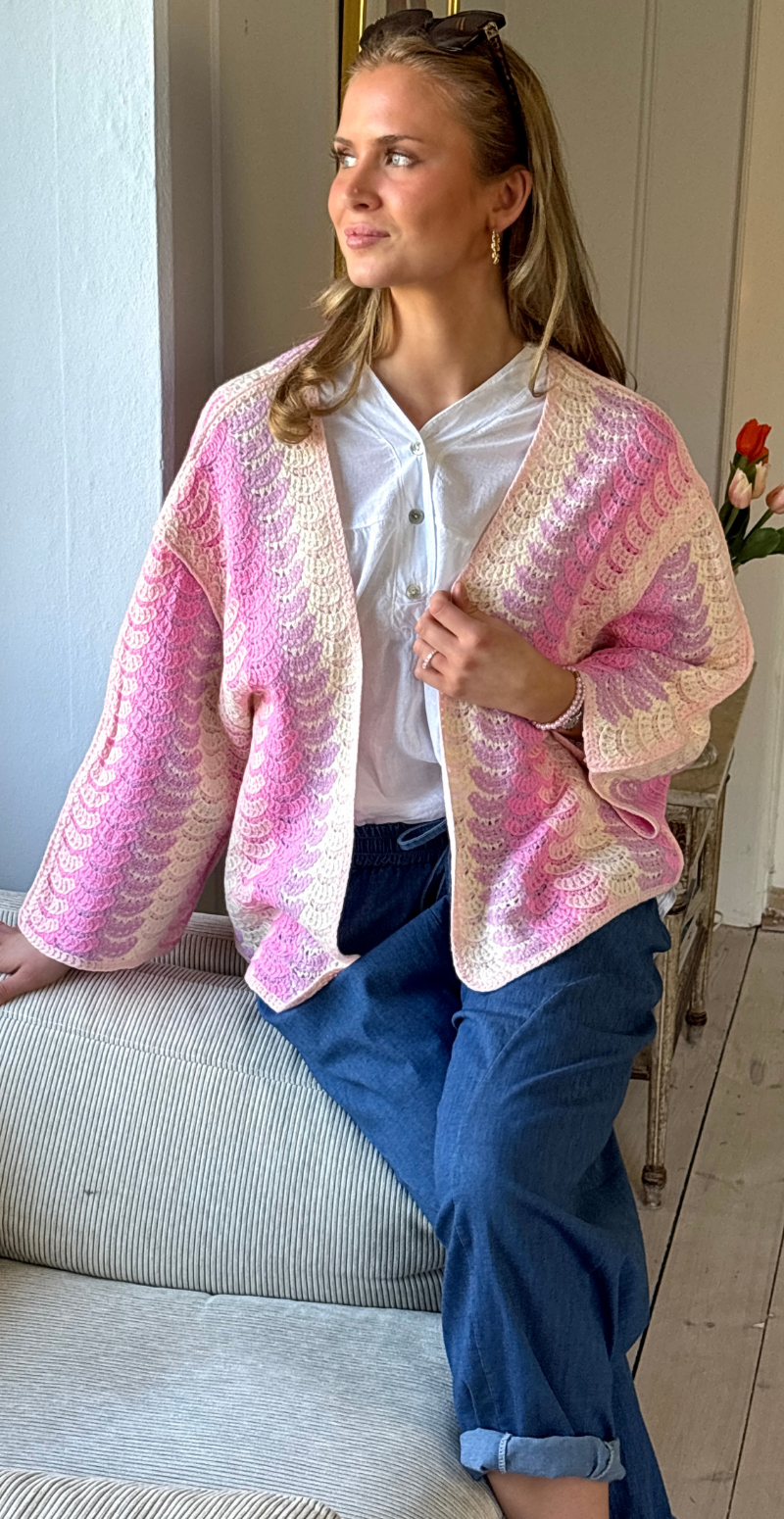 Linea hæklet kort cardigan med bølgedetaljer pink LikeLondon