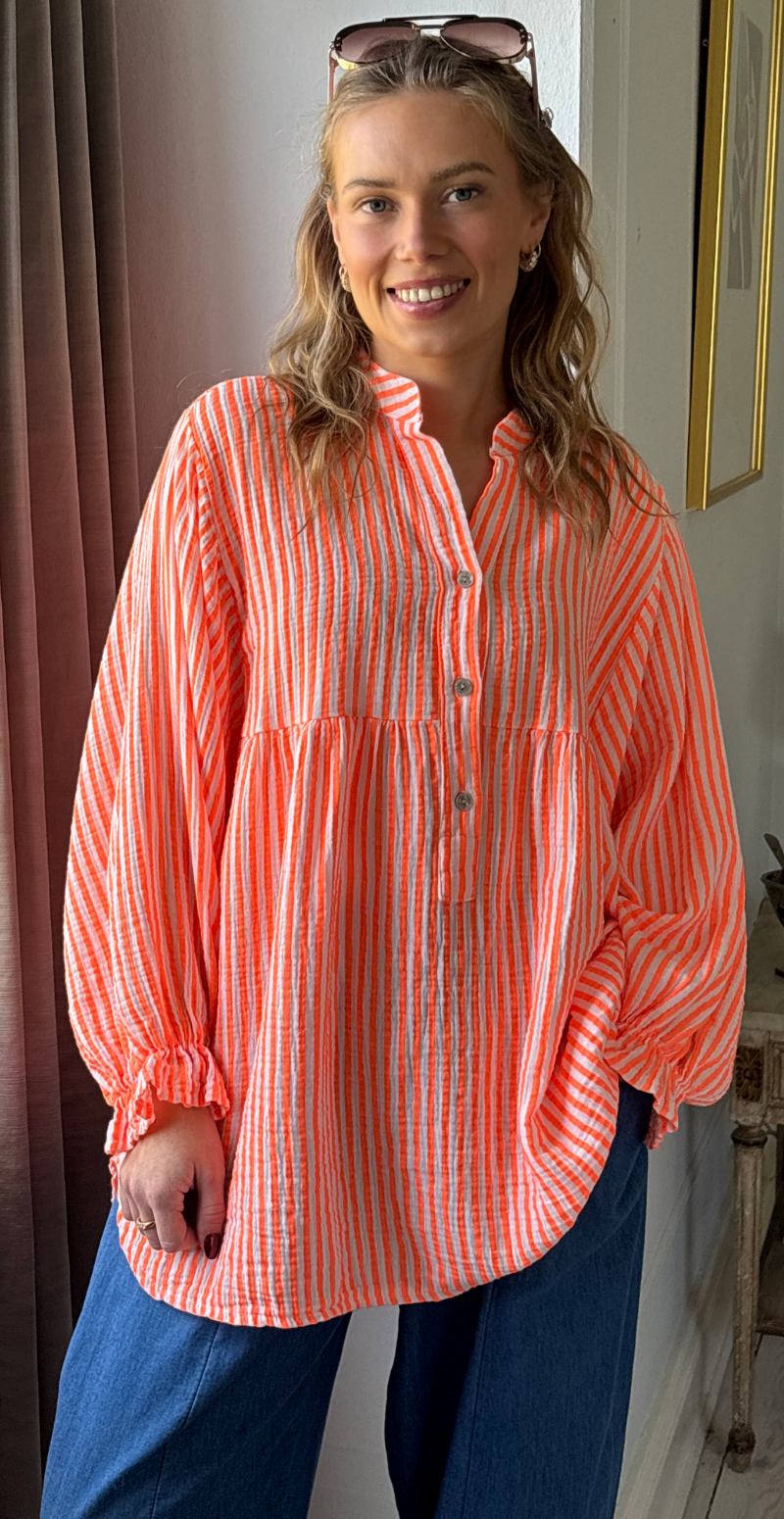 Zelina stribet bluse i musselin med vidde og ballonærmer orange LikeLondon