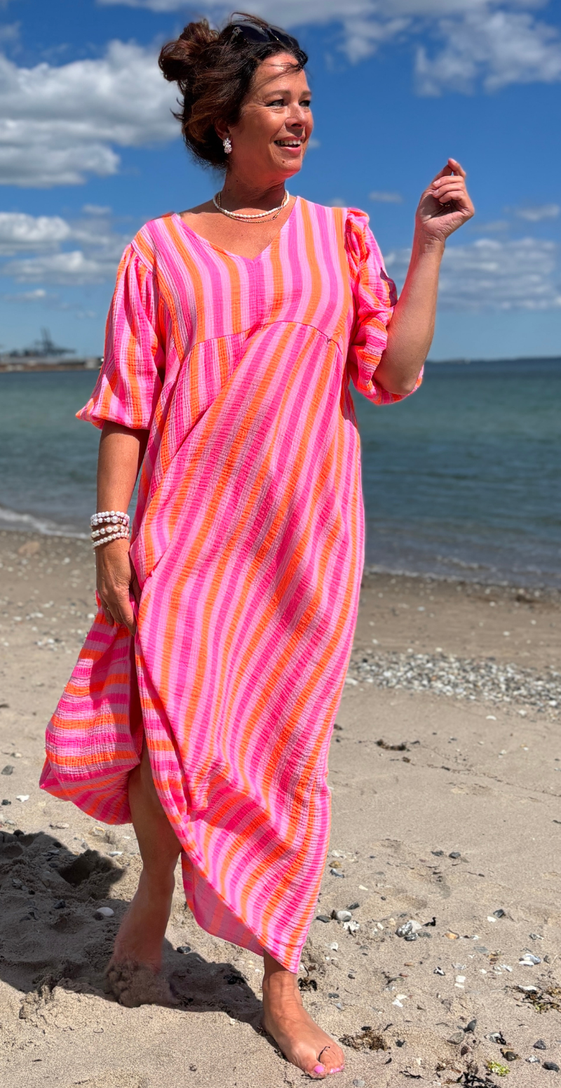 Zira lang kjole med grafisk mønster og v-hals orange/fuxia LikeLondon