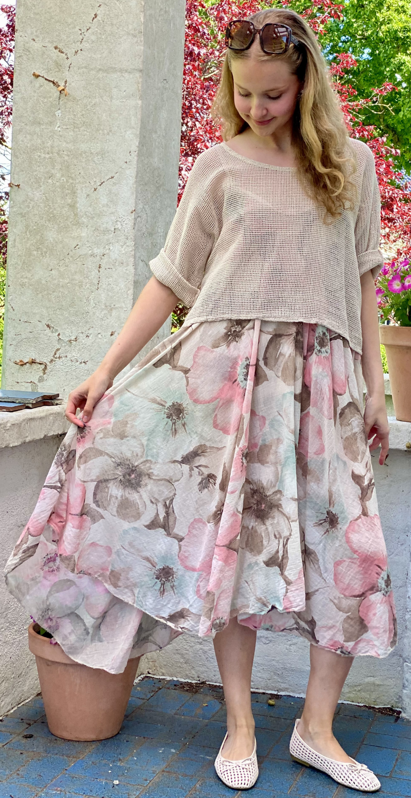 Ophelia kjole med blomsterprint og tynde stropper med tilhørende bluse beige LikeLondon