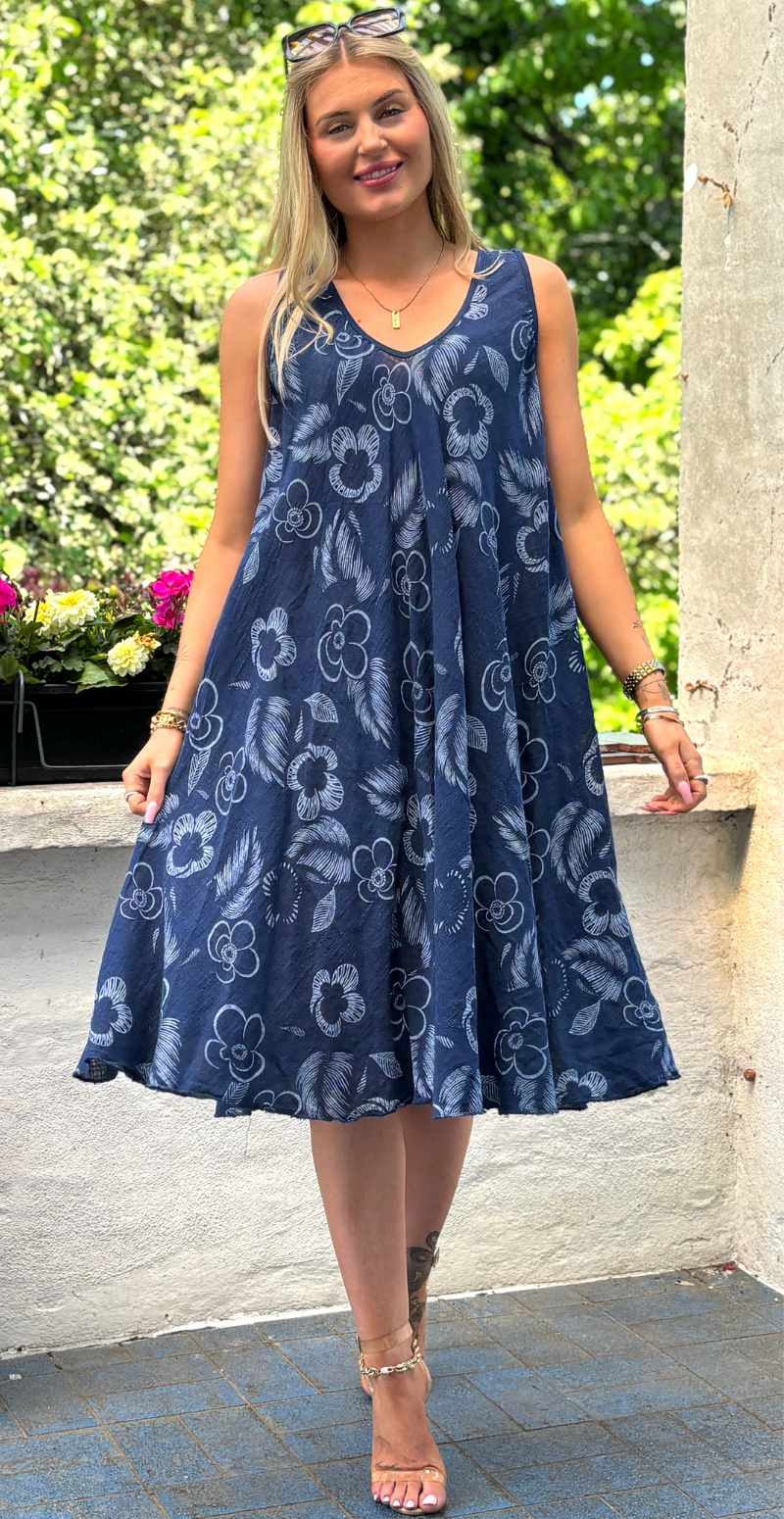 Aurelia kort kjole med brede stropper og blomster navy LikeLondon