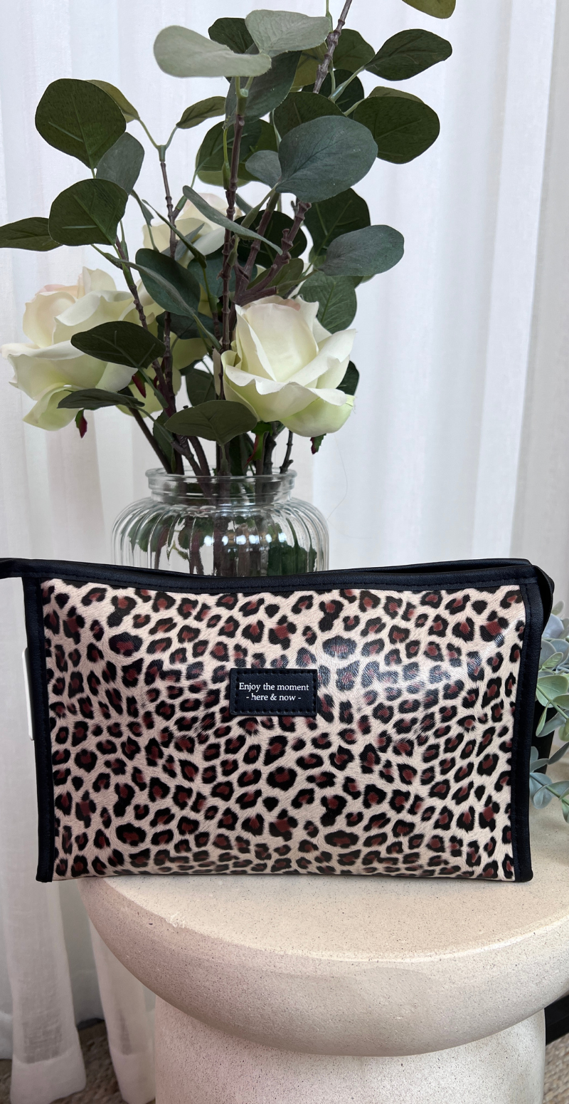 Toilettaske med leoprint beige LikeLondon