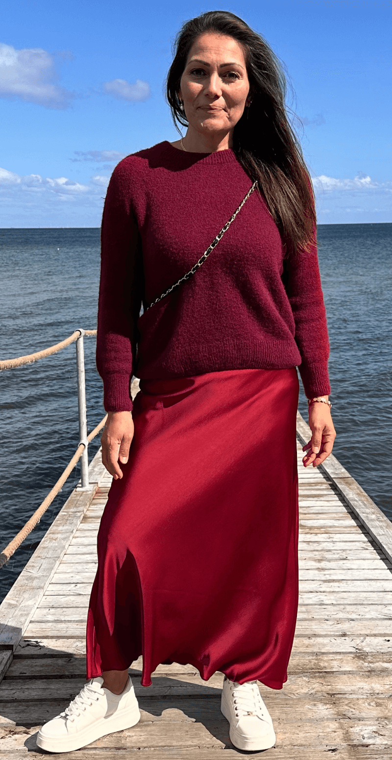 Cissi satin nederdel bordeaux LikeLondon By Christina