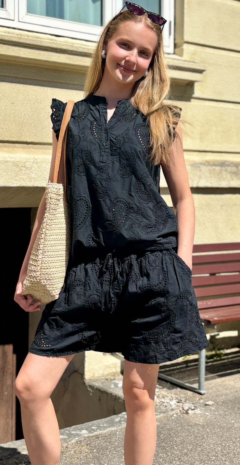 Isobel shorts med broderi anglaise og skrålommer sort LikeLondon