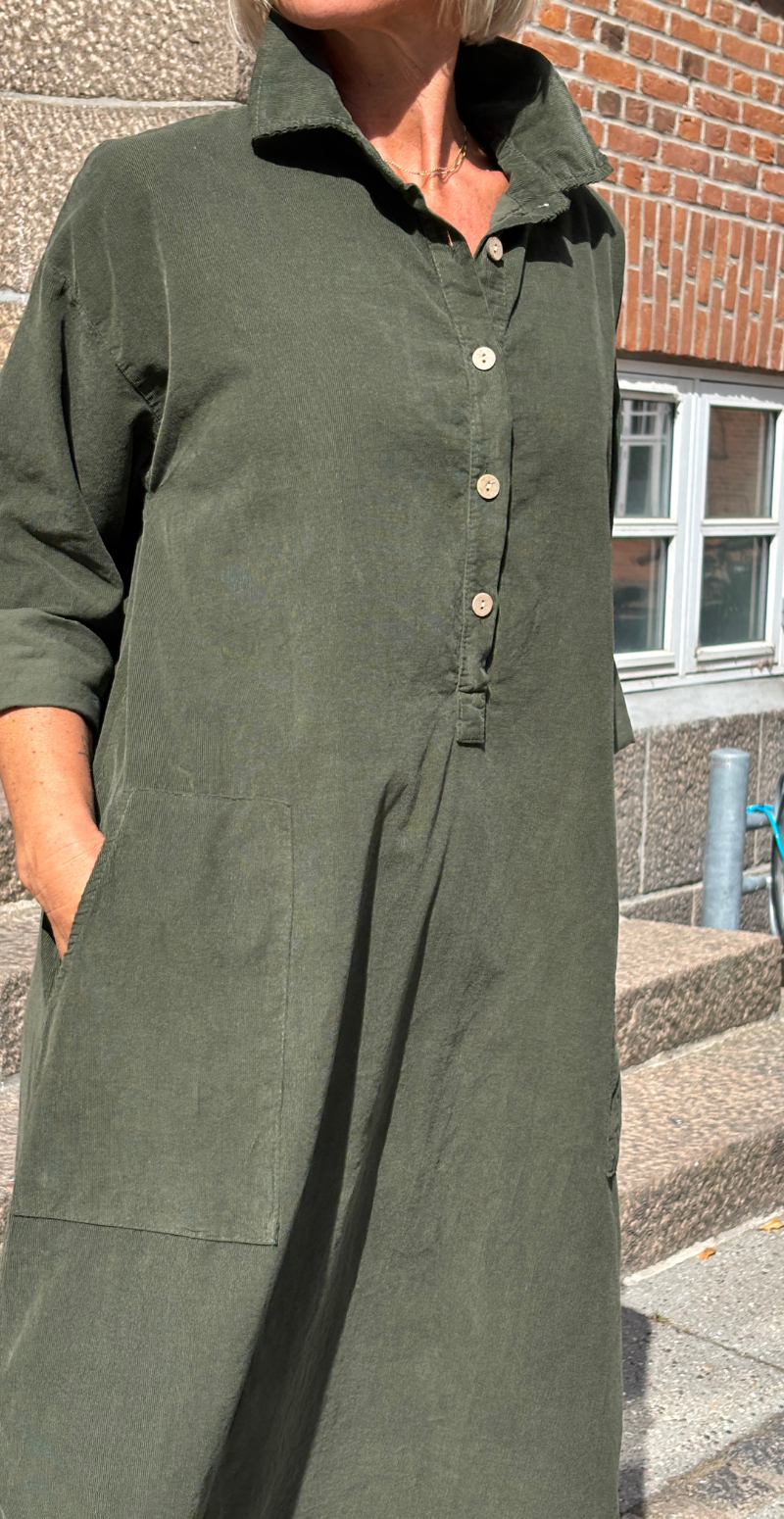Maja fløjlskjole med stolpelukning og store lommer militare LikeLondon