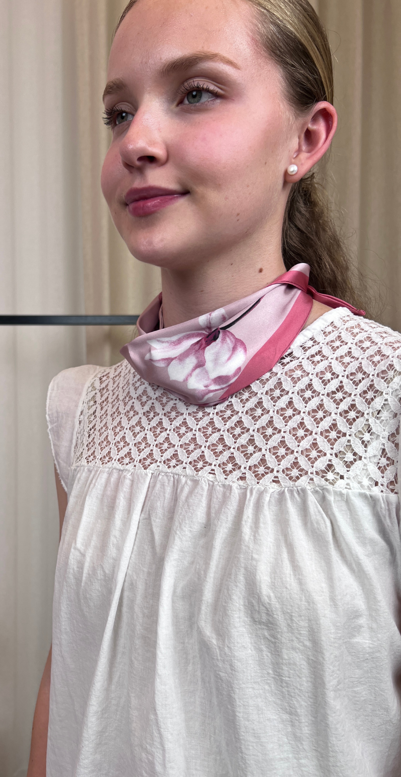 Tørklæde med perle og magnetlukning pink LikeLondon