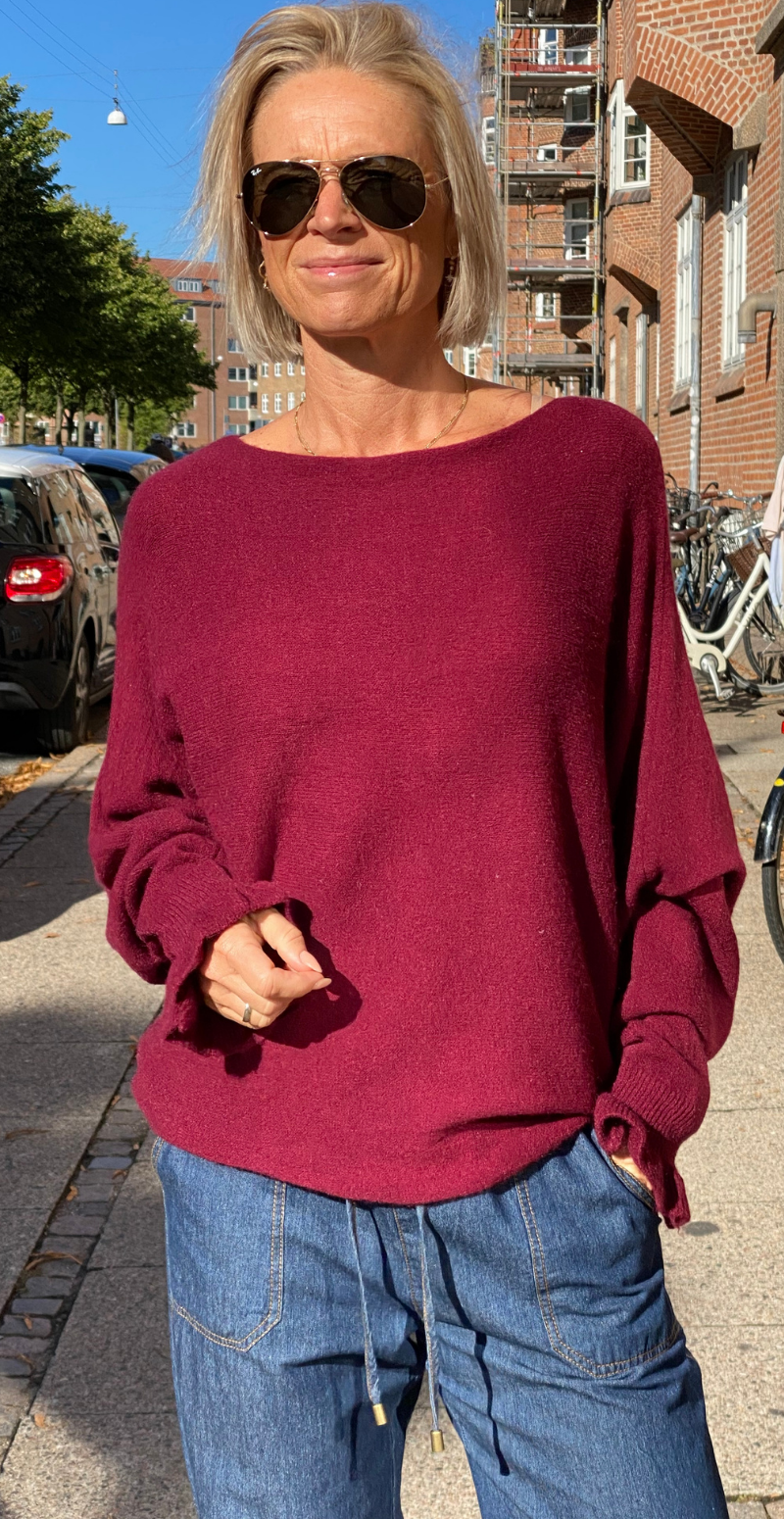 Didde strikbluse i baby alpaca med flæsedetaljer nederst i ærmet bordeaux LikeLondon
