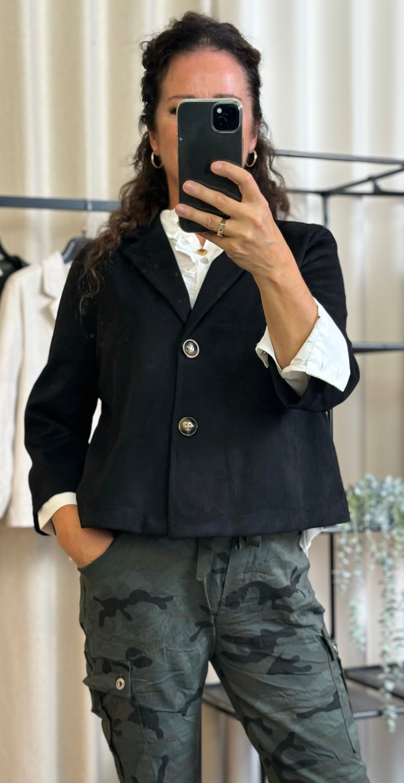 Monique kort blazer i ruskindslook sort LikeLondon