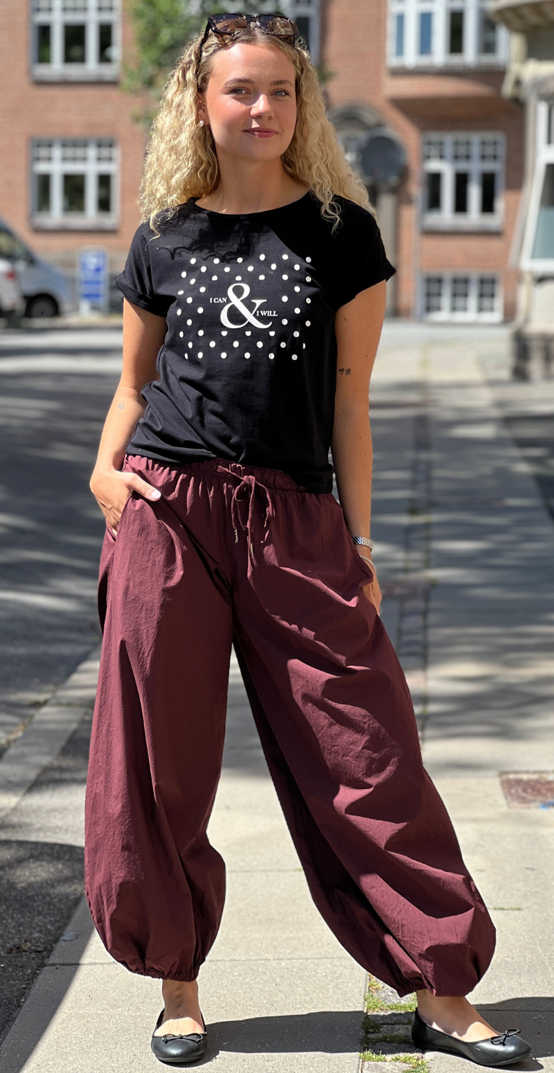 Isa basisbluse med prikker og tekst sort LikeLondon