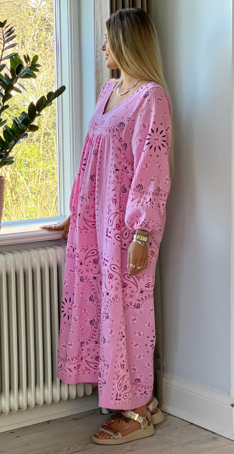 Gretha paisley mønstret kjole i musselin pink LikeLondon