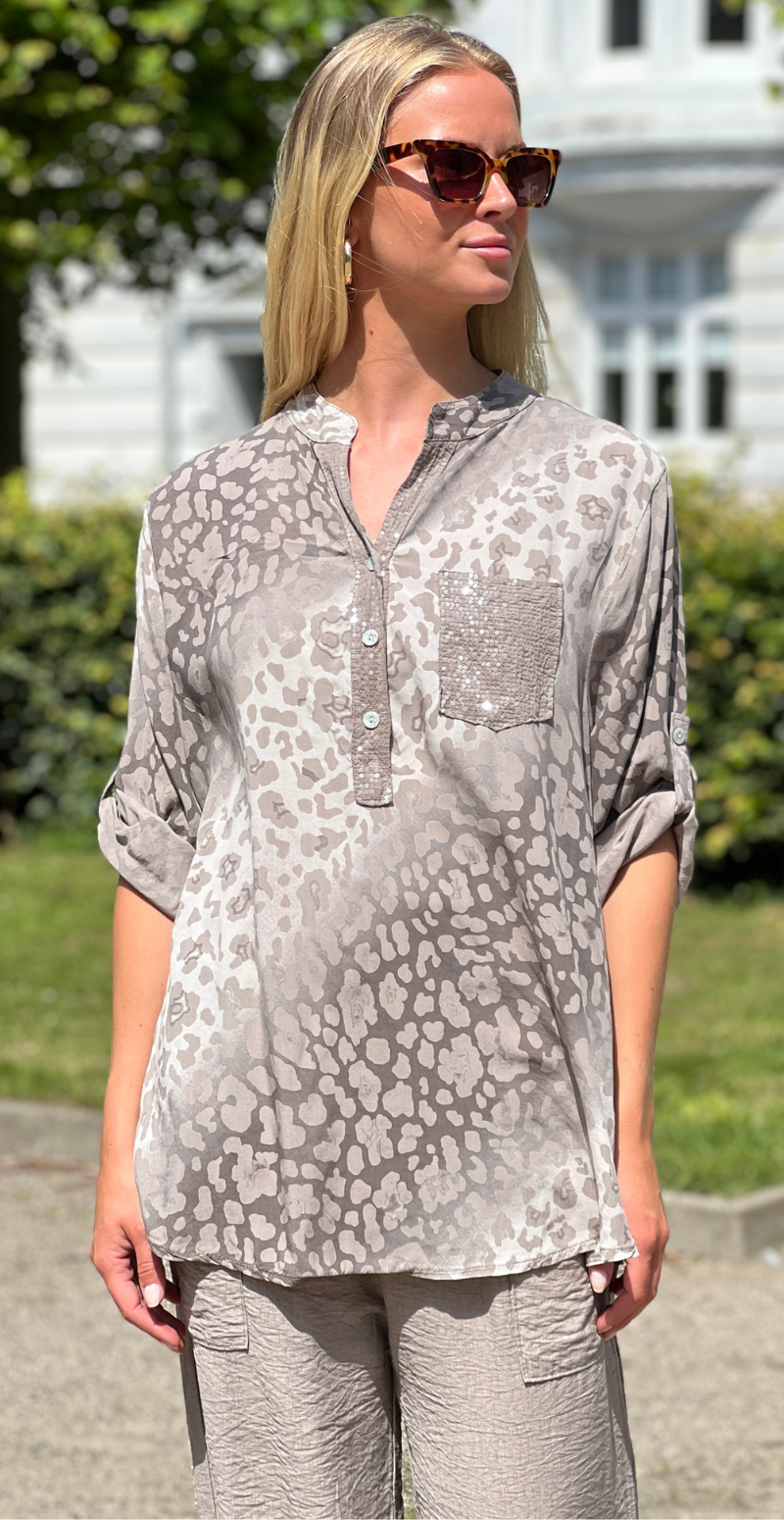 Karla bluse med leopardprint og pailletdetaljer fango LikeLondon