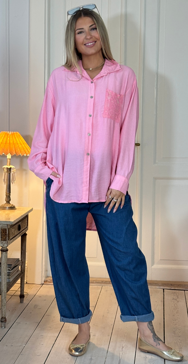 Tabitha skjorte med blonde detalje på ryggen pink LikeLondon