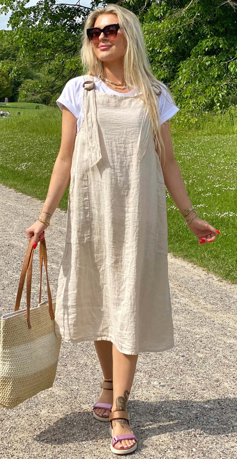 Hilda spencer kjole i hør med træknapper og lommer beige LikeLondon