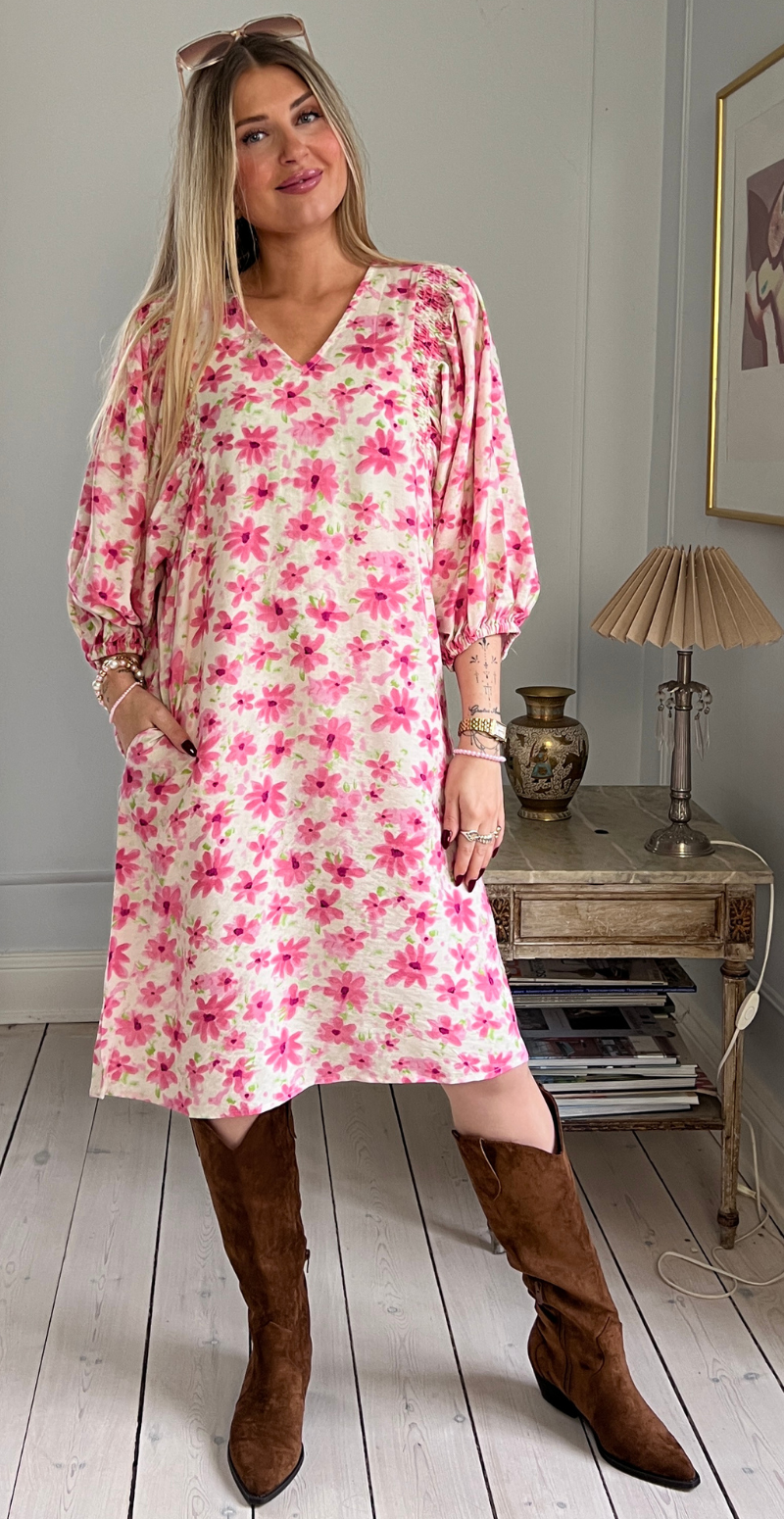 Jovi kjole med pufærmer og blomstermønster moonbeam w. sweet lilac Freequent