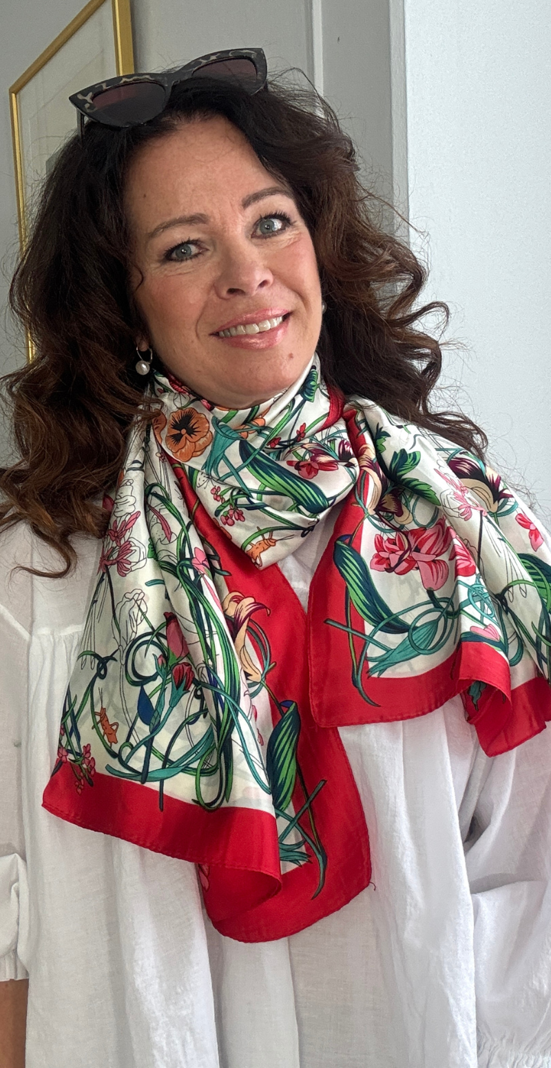 Silketørklæde med blomster og små sommerfugle rød LikeLondon