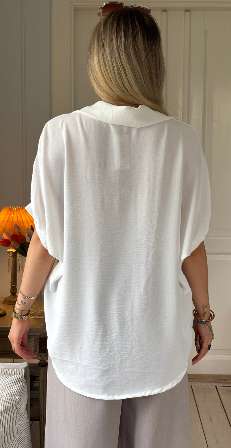 Barbara kortærmet skjortebluse med knudedetalje og spænde hvid LikeLondon