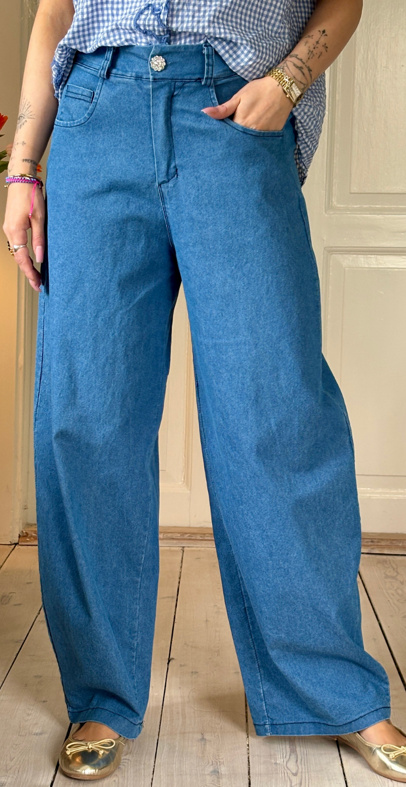 Daniella denimbukser med vidde og en rhinstenknap medium jeans LikeLondon