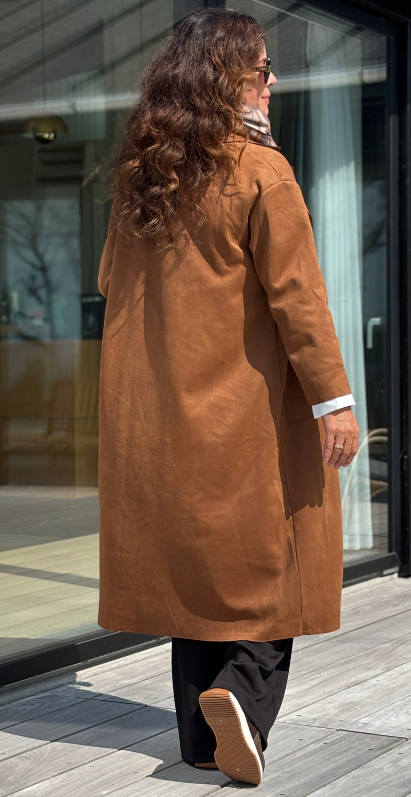 Kamella lang jakke i ruskindslook med knapper camel LikeLondon