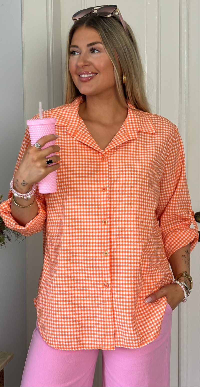 Pippa skjortebluse med krepp og tern orange LikeLondon