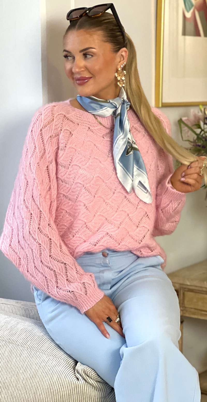 Elle strikbluse med bølget hulmønster og lange ærmer rosa LikeLondon