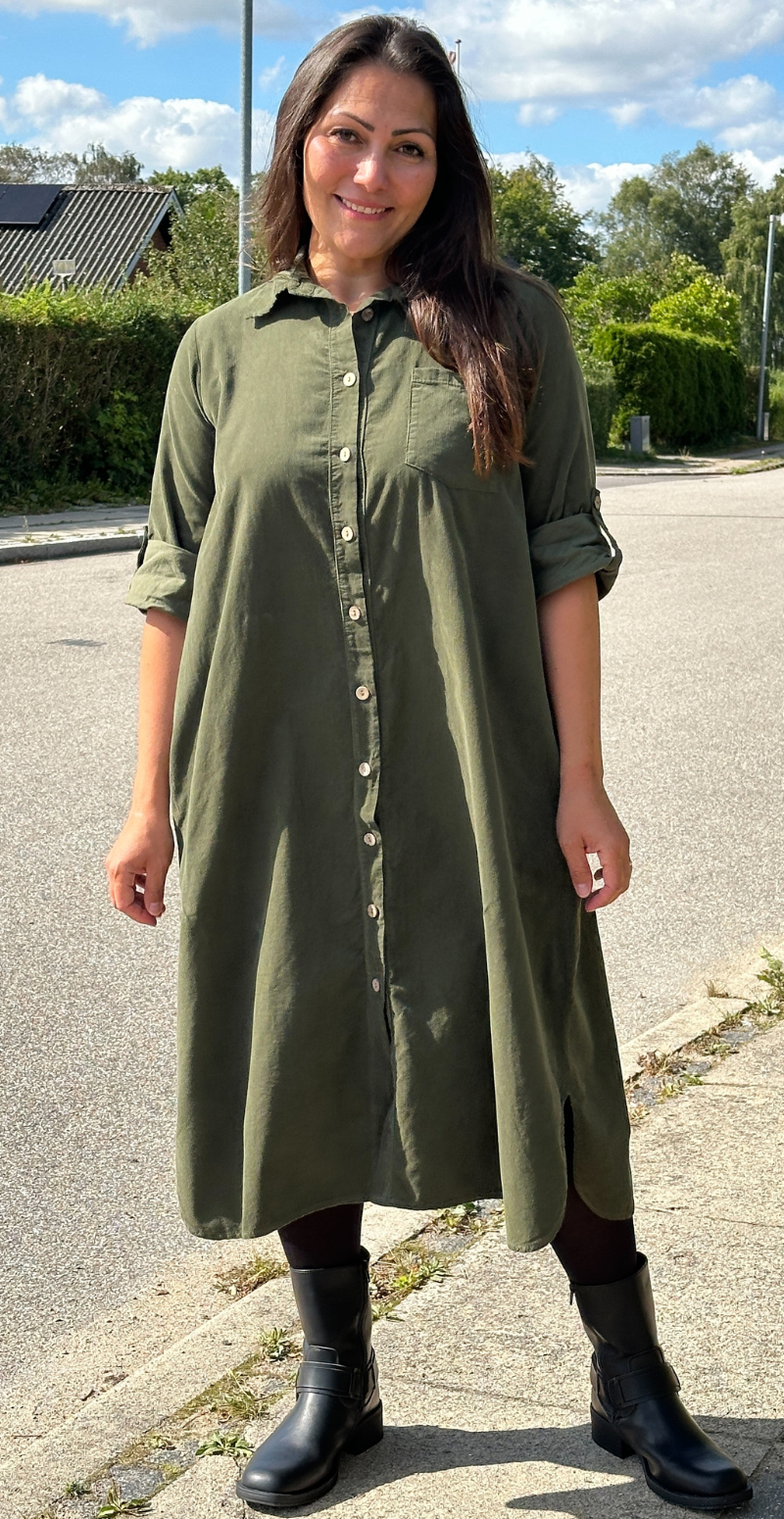 Cenia lang fløjlskjole med knapper og lomme foran militare LikeLondon By Christina