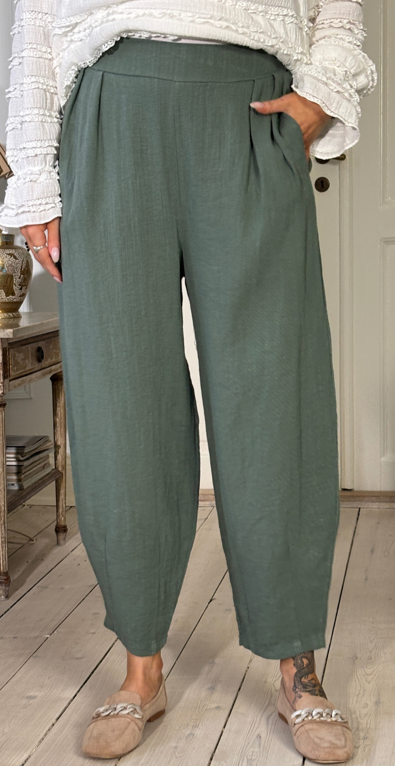 Forudbestil uge 9 Sutton bukser i barrel-fit med læg foran militare LikeLondon