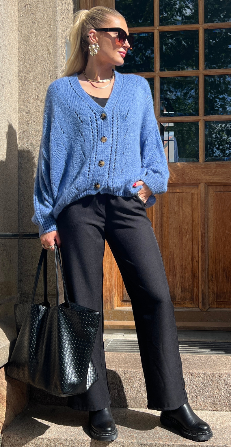 Tara mohair cardigan med hulmønster blå LikeLondon