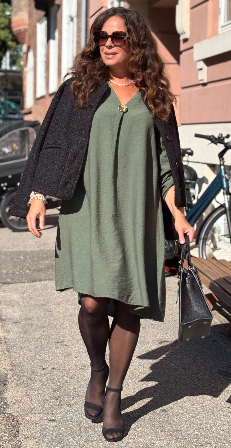 Bianca kjole med V-hals og bronzeknap khaki LikeLondon