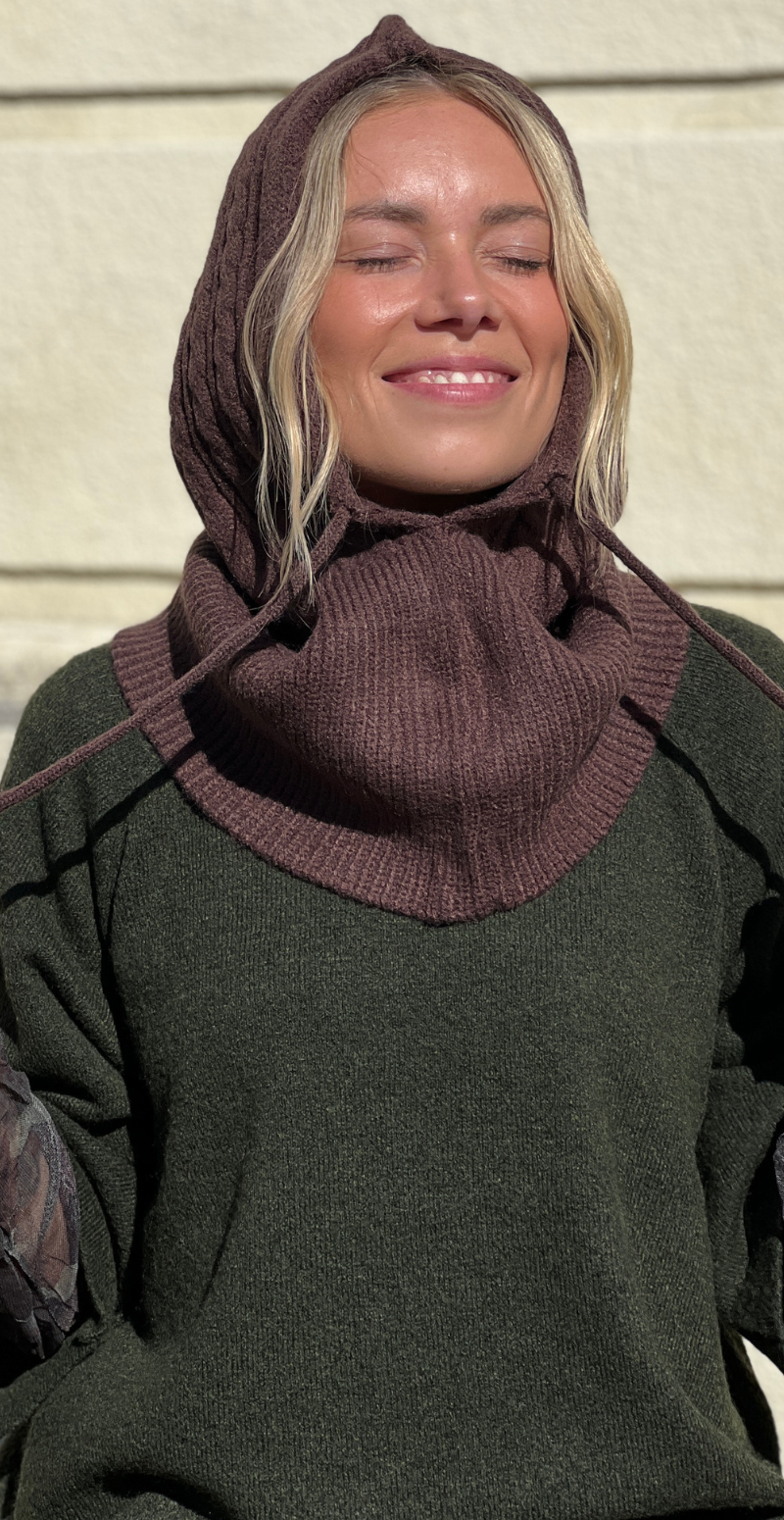 Balaclava med kabelmønster og snøre deep coffee LikeLondon
