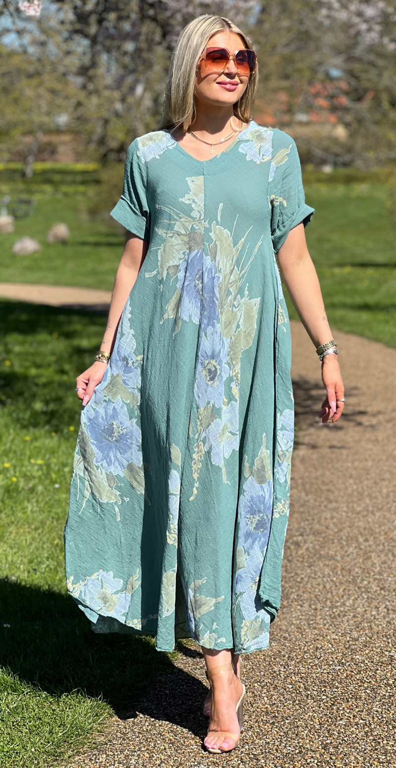 Meri lang kjole med blomsterprint og lommer lago LikeLondon
