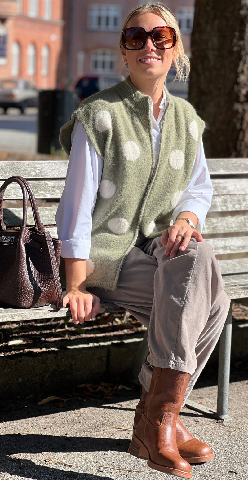 Klara strikvest med prikker og lynlås fortil olive LikeLondon