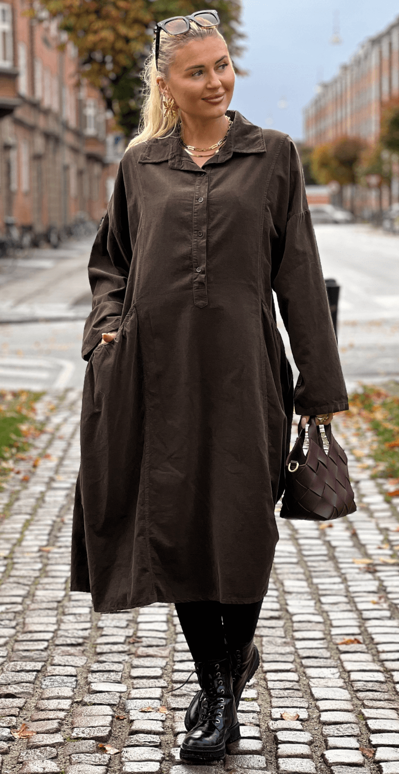 Yanna fløjlskjole med dybe lommer og stolpelukning brun LikeLondon