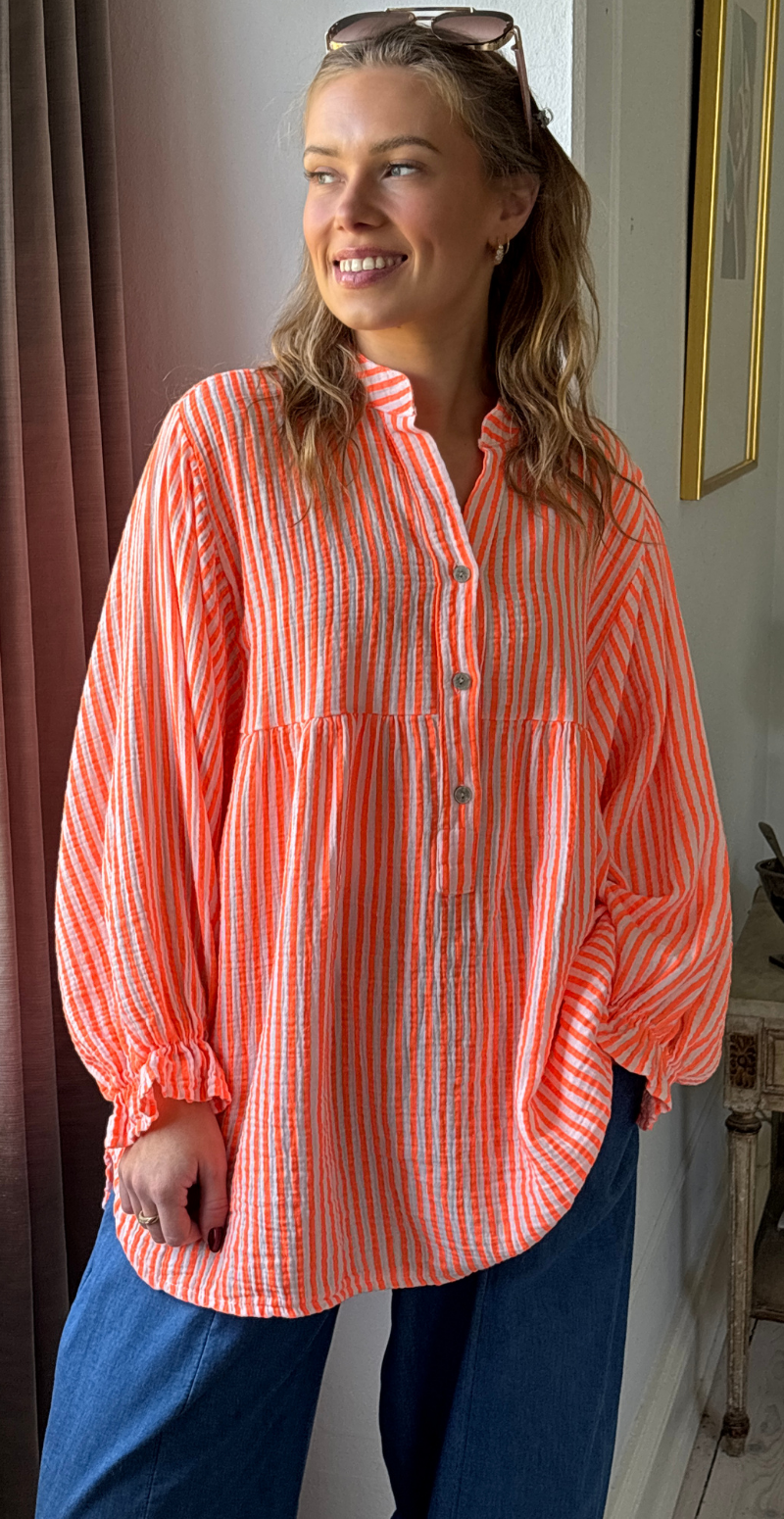 Zelina stribet bluse i musselin med vidde og ballonærmer orange LikeLondon
