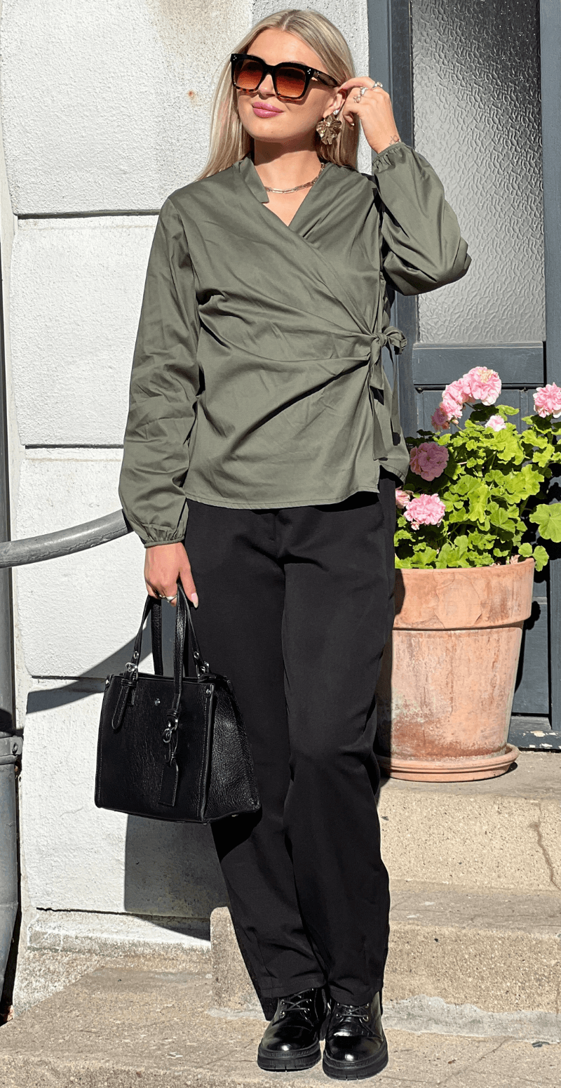 Maria slå om bluse med bindebånd military LikeLondon