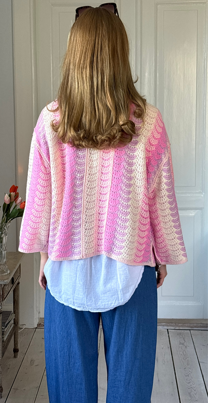 Linea hæklet kort cardigan med bølgedetaljer pink LikeLondon