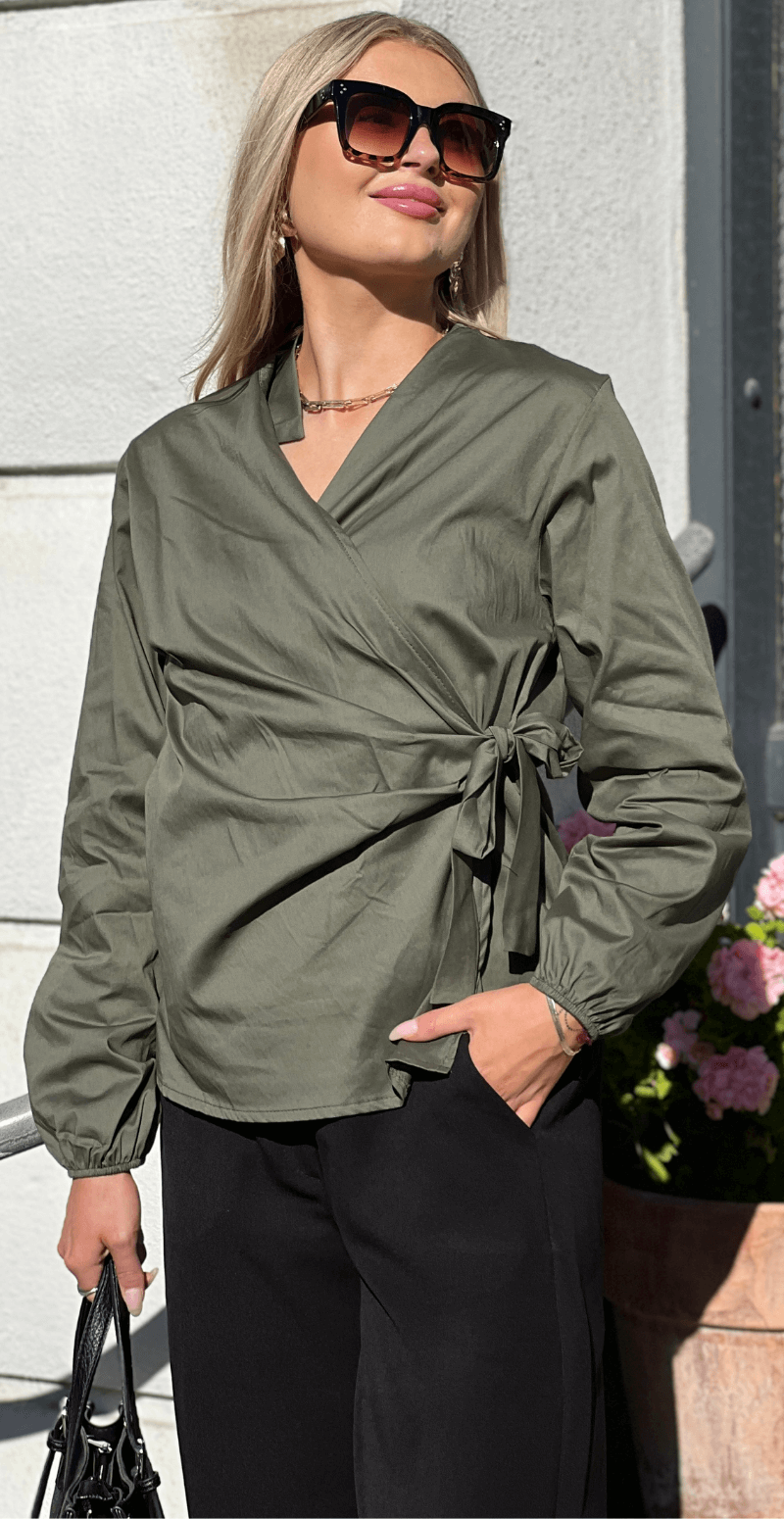 Maria slå om bluse med bindebånd military LikeLondon