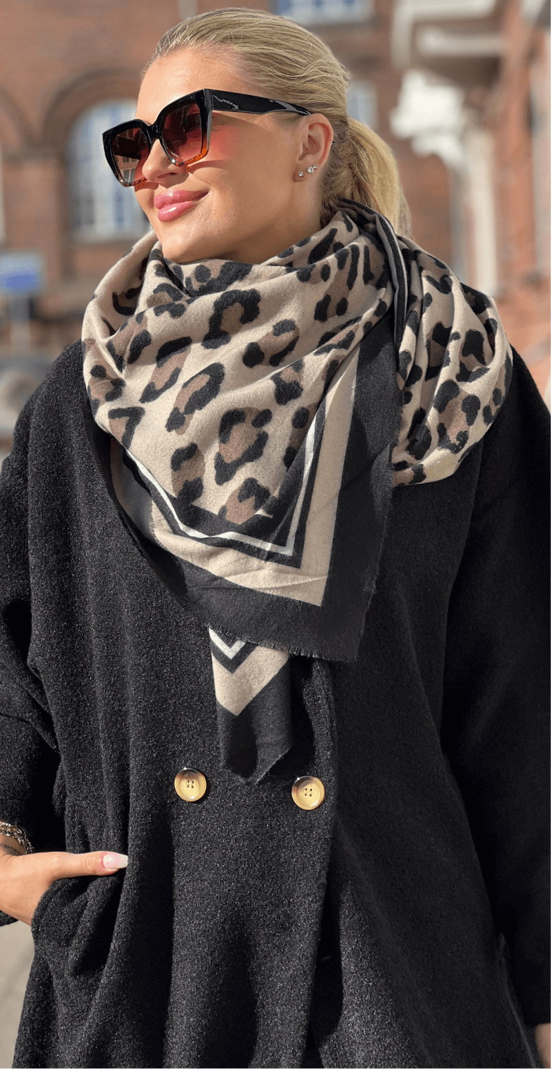 Tørklæde med leopardprint beige LikeLondon