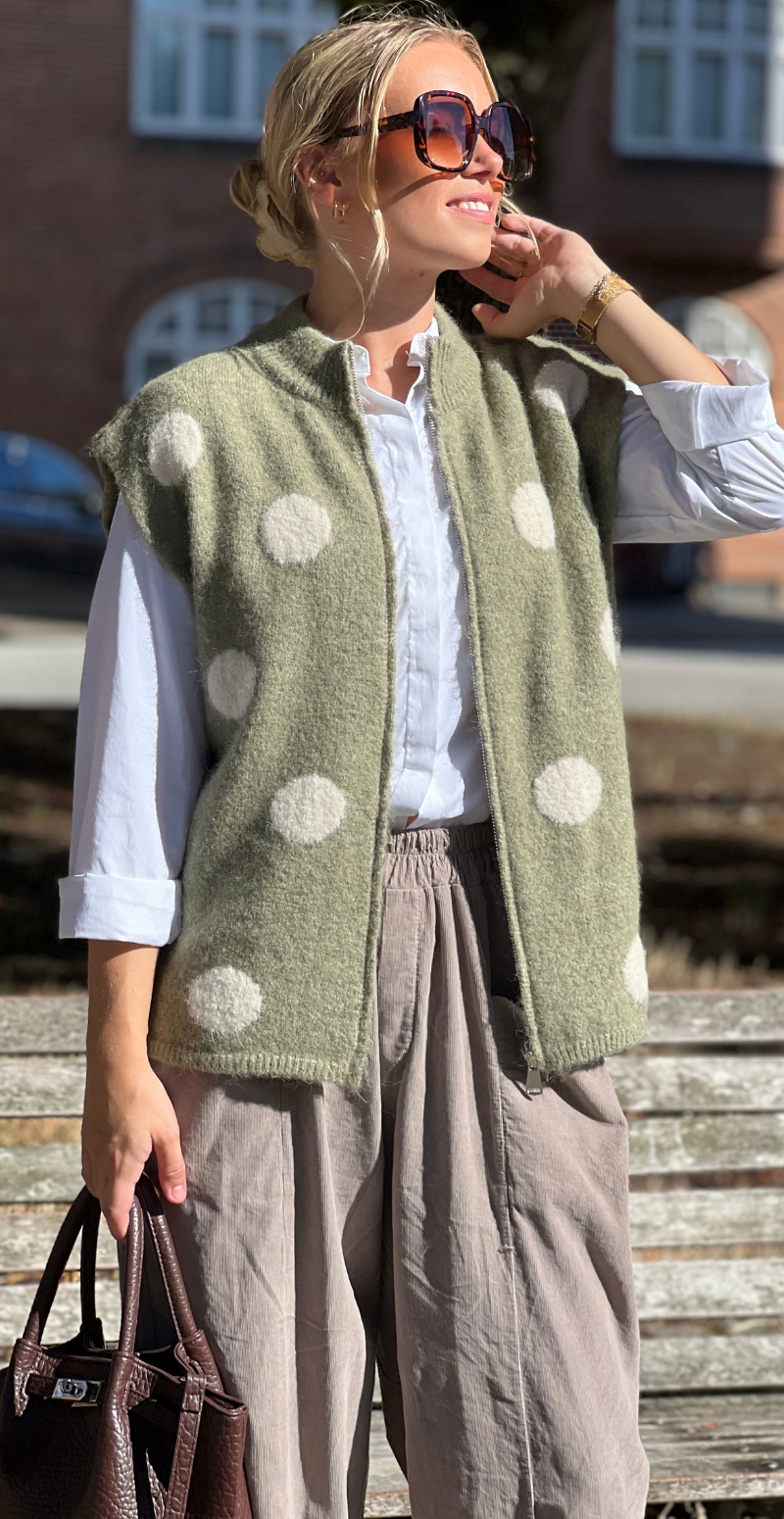 Klara strikvest med prikker og lynlås fortil olive LikeLondon