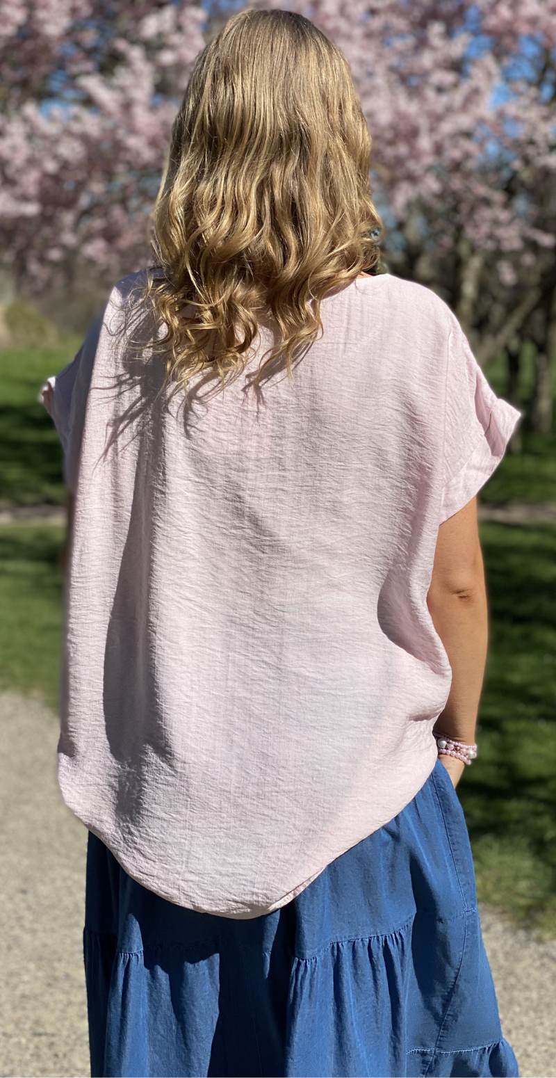 Zrita bluse med korte ærmer og hæklede blomster rosa LikeLondon