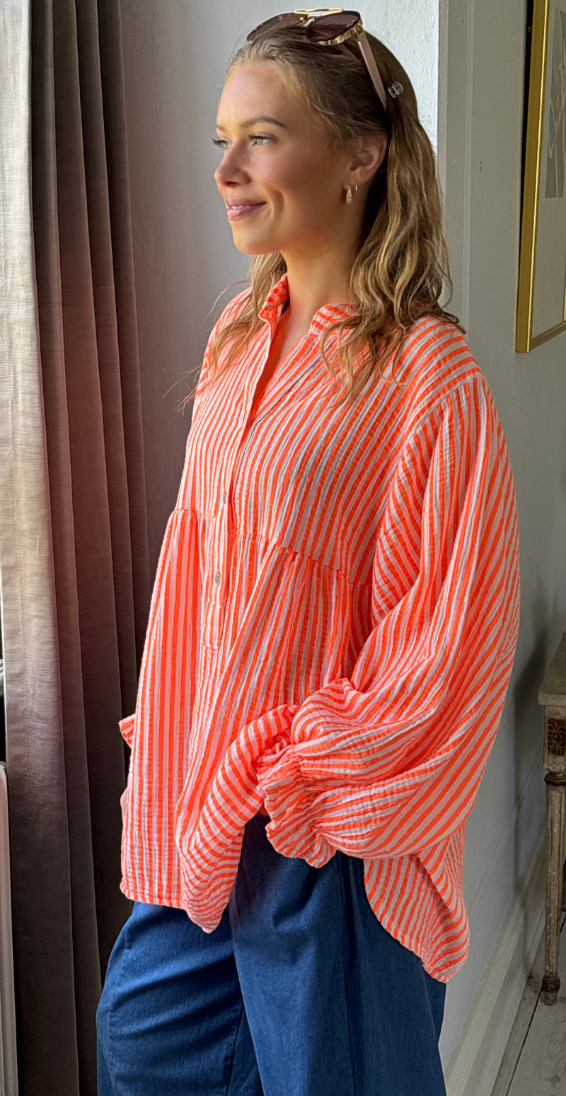 Zelina stribet bluse i musselin med vidde og ballonærmer orange LikeLondon