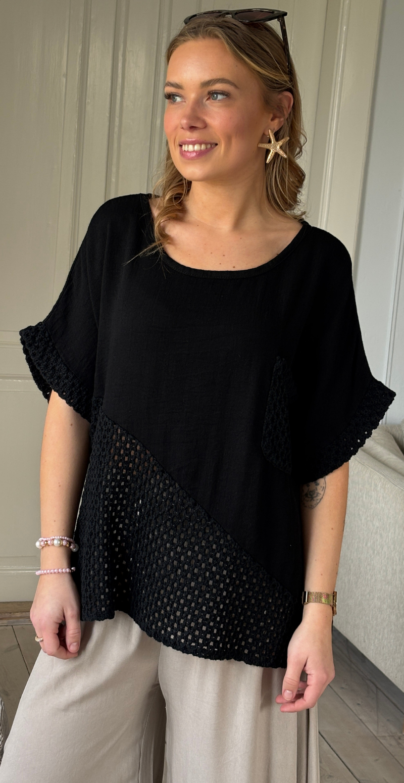 Gladys bluse med kort ærme og hæklede detaljer sort LikeLondon