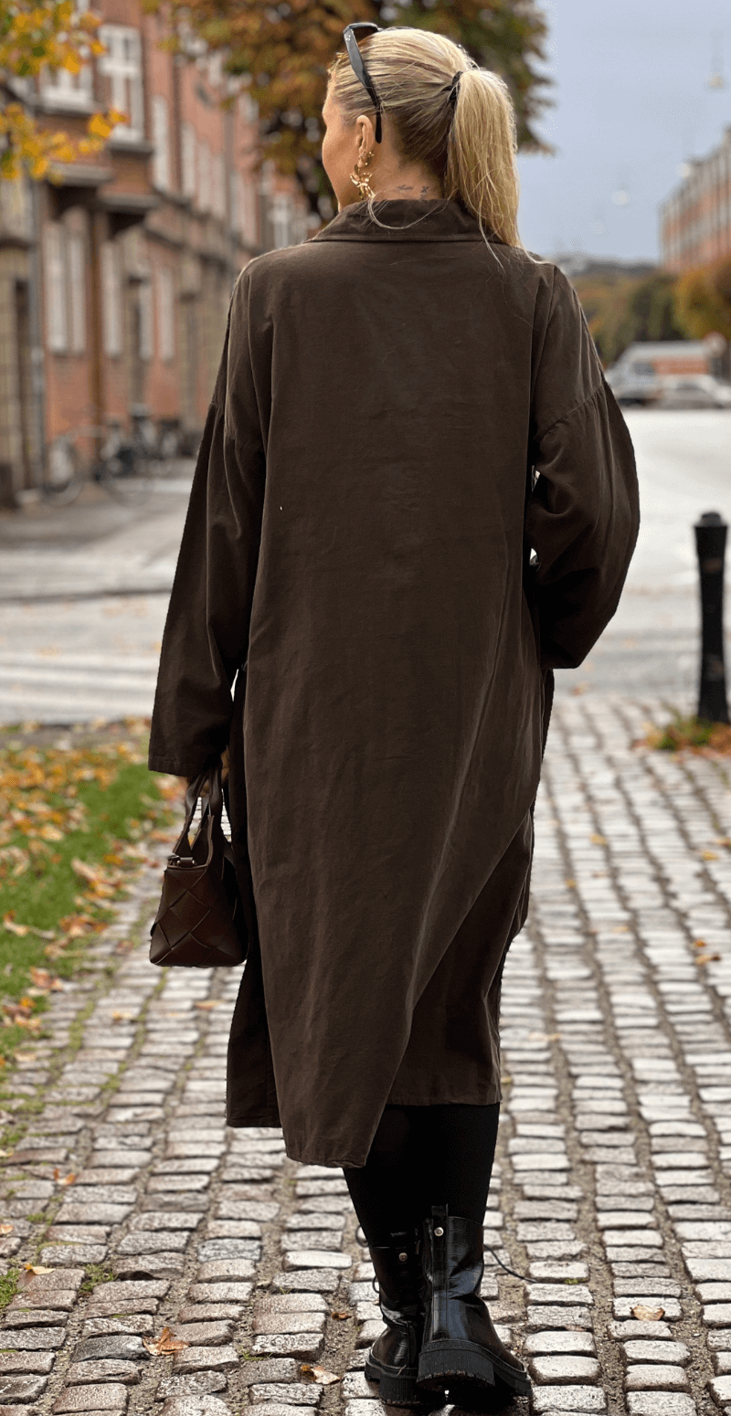 Yanna fløjlskjole med dybe lommer og stolpelukning brun LikeLondon