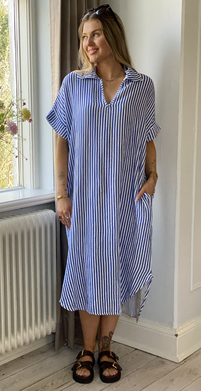 Freya stribet kjole med krave og lommer royal blue LikeLondon