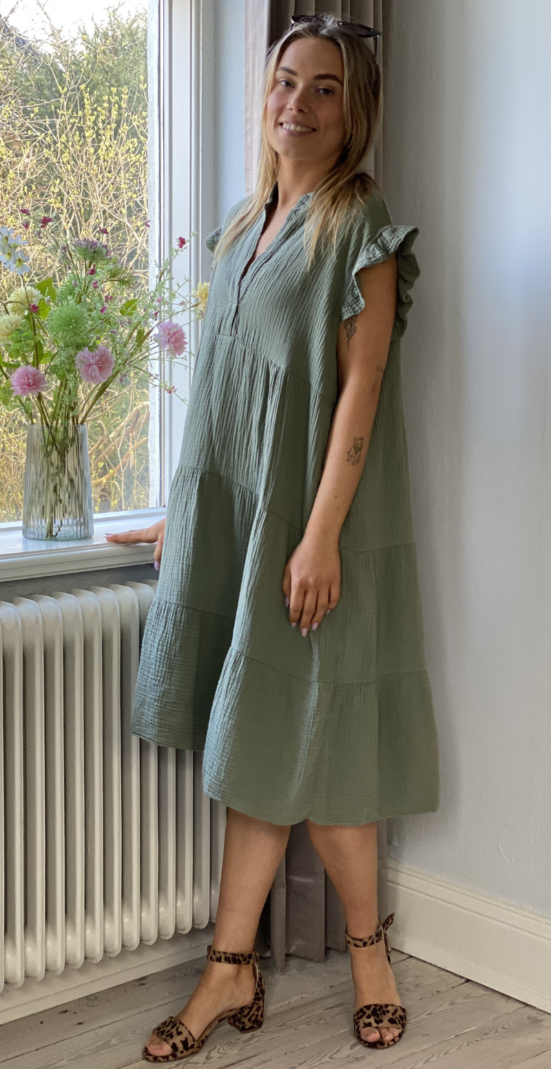 Fransiska kort kjole med peplum og korte ærmer khaki LikeLondon